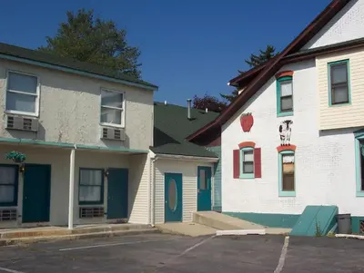 a white house with a dog painted on the side of it at Grannys Motel Frackville in Frackville