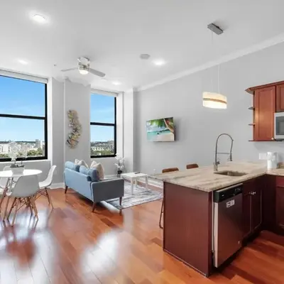 Modern 1BR with Rooftop Pool & Gym