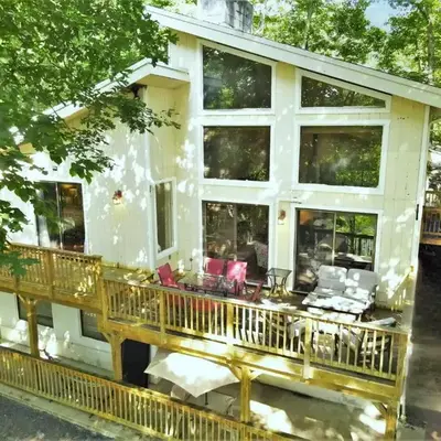 Charming Lakefront Getaway with Hot Tub & Game Room Perfect for Families!