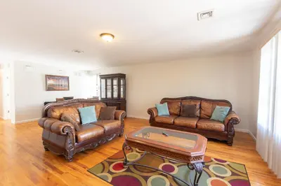 Gallery image of 4 Bedroom-Airport Convient in University of Medicine and Dentistry Rooftop Heliport