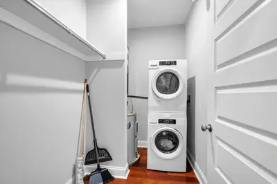 a laundry room with a washer and a washing machine at Stylish 1BR - Rooftop Pool in Philadelphia