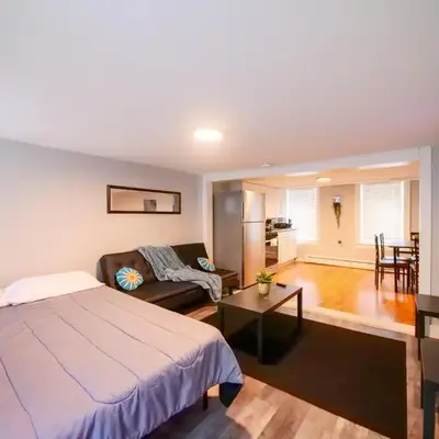 Bright and Airy Studio Apt Minutes to NYC
