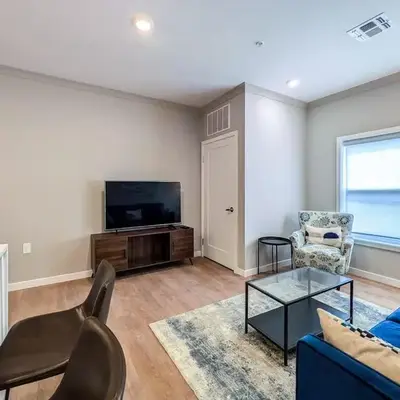 328 Modern 2BR Apt