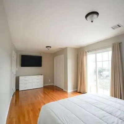 Newark Liberty Brick House - Private Bedroom 1