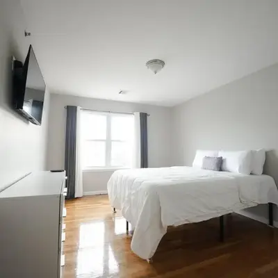 Newark Liberty Brick House - Private Bedroom 2
