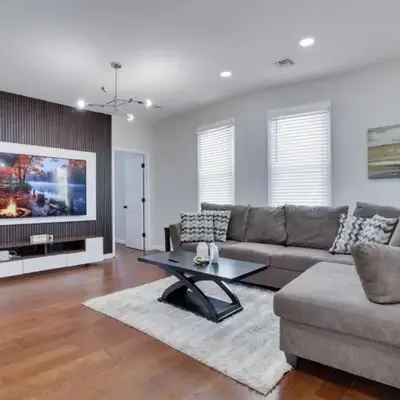 Modern 4BR Retreat Bright