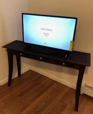 a flat screen tv sitting on top of a table at Large apartment, sleeps up to 10 people comfortably, direct NYC Manhattan train only 5 minute walk away, MetLife Stadium FIFA World Cup 25 minutes away in Elizabeth