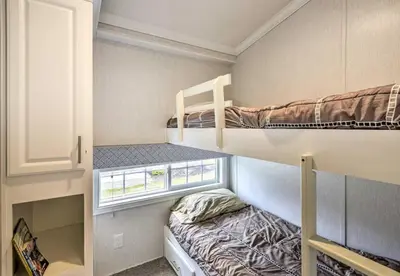 a small room with two bunk beds and a window at Clydesdale Cottage by Equestrian House in Pleasant Mount