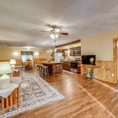 Lisle Apt 4 Mi to Dorchester Lake!