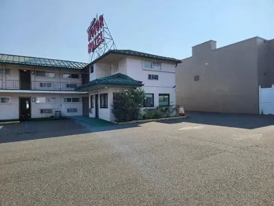 an empty parking lot in front of a building at Winslow Motel in Lyndhurst