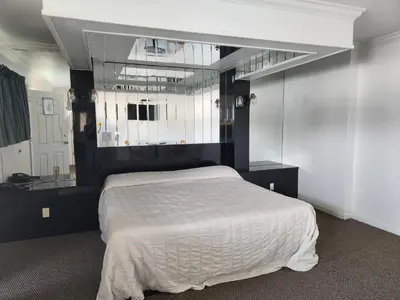 a bedroom with a large bed and a window at Winslow Motel in Lyndhurst