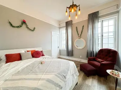 a bedroom with a large bed and a chair at NYC views Spacious 3 bedroom apartment in Union City