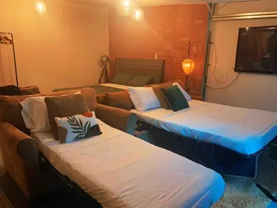 Gallery image of BRICK CITY VILLA! 20 minutes from NYC in Newark