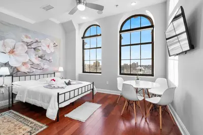 a bedroom with a bed and a table and chairs at XL Studio - Metro Studio, Chic Stay in Philadelphia