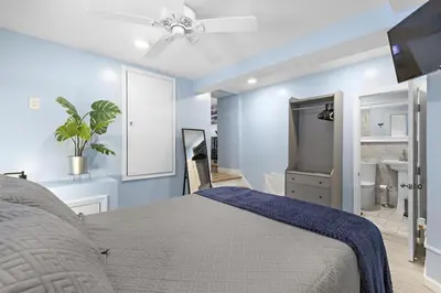 a bedroom with a bed and a ceiling fan at Cozy Apartment with Max Comfort in Bayonne