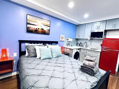 a blue room with a bed in a kitchen at New - Suite nearby Rittenhouse Square in Philadelphia