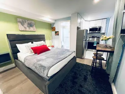 a small bedroom with a bed and a kitchen at Rittenhouse Square near Kimmel Center Studio in Philadelphia