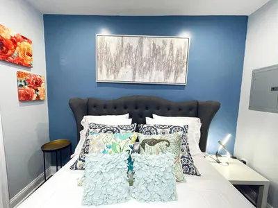 a bedroom with a bed with a blue wall at Downtown City Hall close by Kimmel Center Suite in Philadelphia