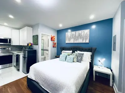 a bedroom with a bed and a blue wall at Downtown City Hall close by Kimmel Center Suite in Philadelphia