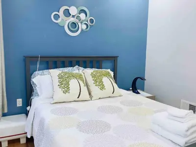 a bedroom with a bed with a blue wall at Downtown City Hall near Rittenhouse Square 1 BD in Philadelphia