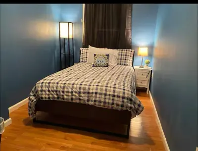a bedroom with a bed with a checkered blanket at \u6e29\u99a8\u5c0f\u516c\u5bd3 in Philadelphia