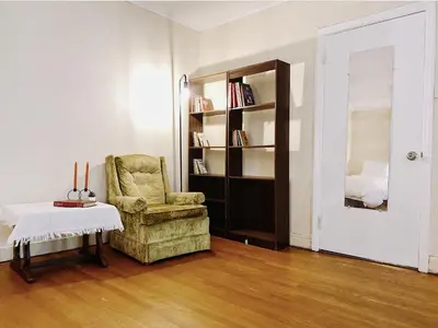 a living room with a chair and a table at Lin Wood Retreat in Plainfield