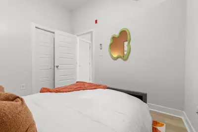 a bedroom with a bed and a mirror on the wall at Modern 1BR Apartment Downtown Philly Near MET in Philadelphia