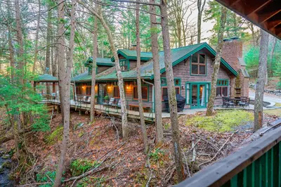 Gallery image of Couple's Retreat Lodge with Hot Tub and River Views in Milford