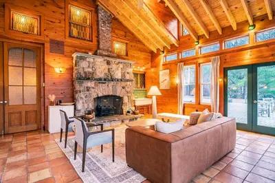 Gallery image of Poconos Mansion with Pool Hot Tub and Sauna Tennis and Lake in Milford