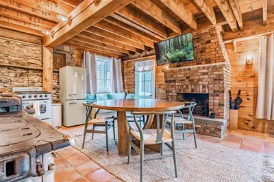 Gallery image of Couple's Serenity Cabin with Hot Tub in Milford
