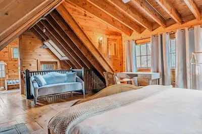 Gallery image of Couple's Serenity Cabin with Hot Tub in Milford