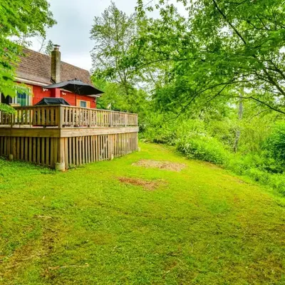 Mtn-View Deck and Grill Creekside Catskills Cabin!