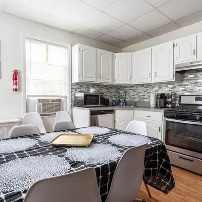 Deluxe 4BR 2BA Apartment Near NYC and Airport