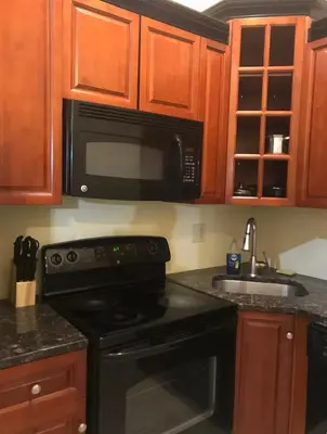 a kitchen with a black stove and a microwave at \u8d39\u57ce\u5e02\u4e2d\u5fc3\u5510\u4eba\u8857\u4e24\u623f\u4e00\u5385 in Philadelphia