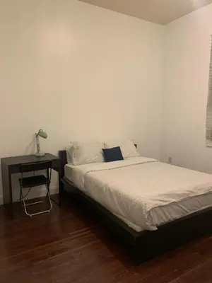 a bedroom with a bed and a side table at \u8d39\u57ce\u5e02\u4e2d\u5fc3\u5510\u4eba\u8857\u4e24\u623f\u4e00\u5385 in Philadelphia