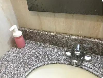a bathroom sink with a pink bottle of soap on it at \u8d39\u57ce\u5e02\u4e2d\u5fc3\u5510\u4eba\u8857\u4e24\u623f\u4e00\u5385 in Philadelphia