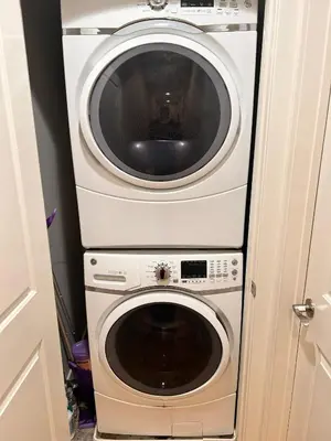 a washing machine and a dryer in a room at 18stStays in Philadelphia