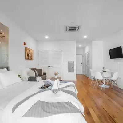 Skyline Studio - Modern Comfort Pool Access