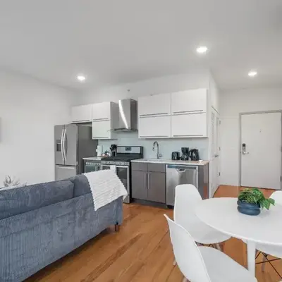 Luxury 1BR Loft - Skyline Views Pool Access