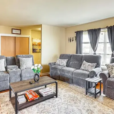 3 Mi to Berkshire Mall Suburban Stay with Yard!