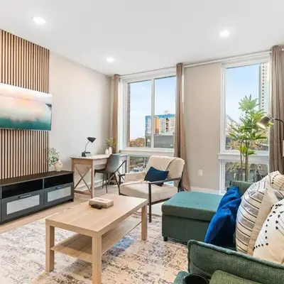 5 mins to Convention Center! Sleeps 4! With Rooftop!