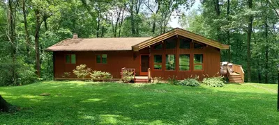 a small house in the middle of a yard at Forest View in Paradise