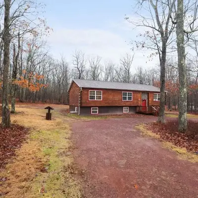 Cozy Freeland Retreat- Firepit Pool Table Hot Tub