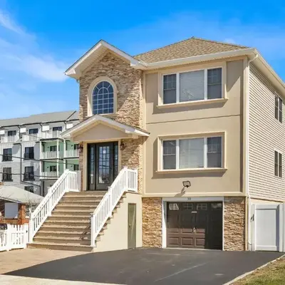 The Seabreeze Haven- Luxury 3BR Coastal Retreat - Near Beach & Free Parking