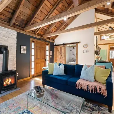 Perfect Couples Cabin Fireplace Firepit & Wine Nearby
