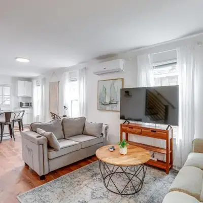 Walkable Dtwn Townhome Near Campus and Palmer Square