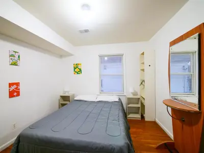 a bedroom with a bed and two windows at Spacious Apt near NYC 7BR Family-Friendly & Modern Amenities in Jersey City