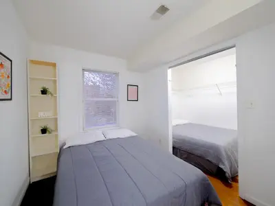 a bedroom with two beds and a window at Spacious Apt near NYC 7BR Family-Friendly & Modern Amenities in Jersey City