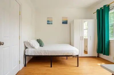 a room with a bench in a room with a window at 6-Guest Jersey City Haven: Location-Comfort-Vibes in Jersey City