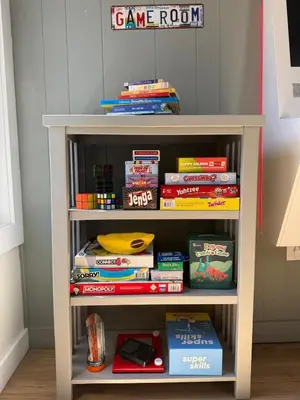 a book shelf filled with lots of books at Pocono Chalet,Hot Tub,Arcade,Fireplace, Lake,Pool, Pet friendly, near Jim Thorpe No extra fees to use amenities in Towamensing Trails